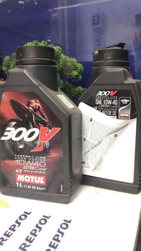 Motul 300V Factory Line 10w30 dành cho xế chạy bốc